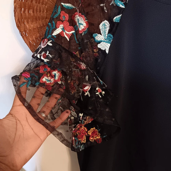 Umgee top with floral sleeves Color: Black and different - Picture 4 of 5